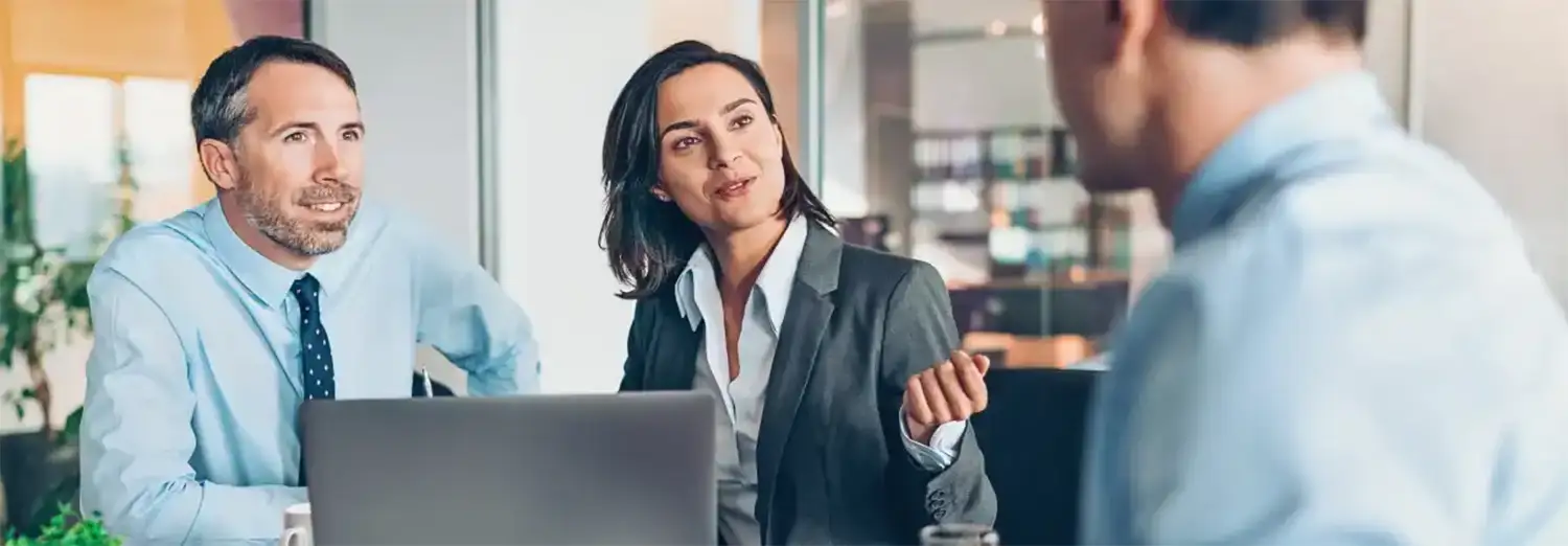 Directeur des exploitations de transition en réunion avec des dirigeants, pilotant la performance opérationnelle et accompagnant la transformation de l’entreprise.