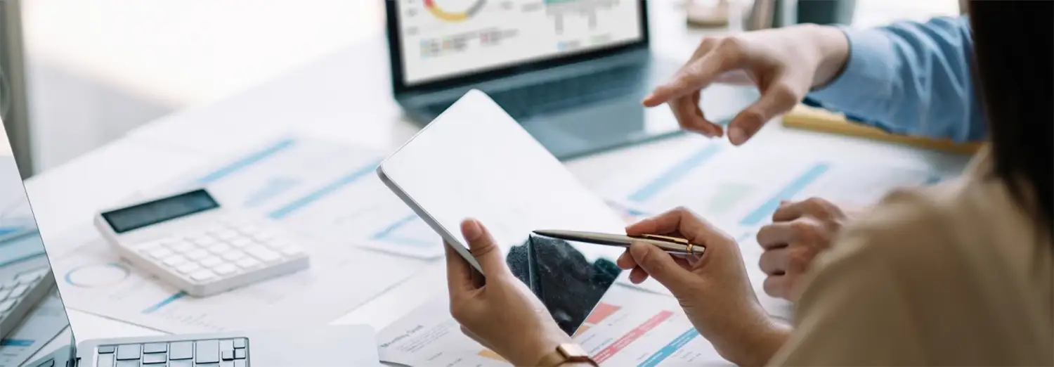 Directeur Administratif et Financier de transition analysant données financières, optimisant reporting et pilotant la stratégie budgétaire de l’entreprise.