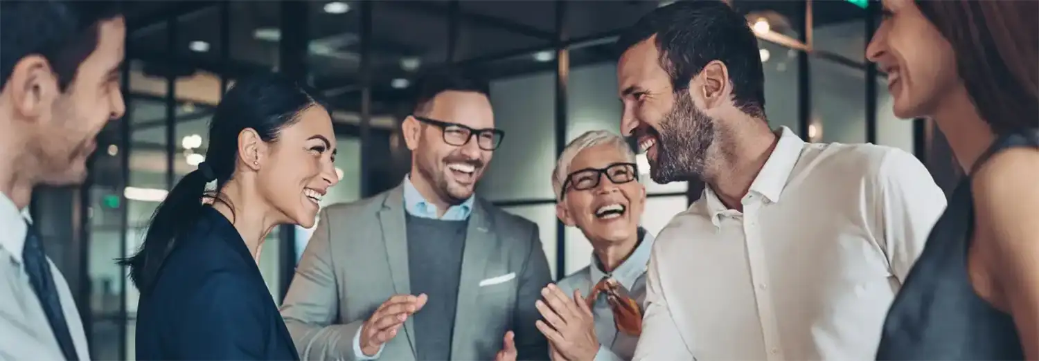 Un Directeur Expérience Client fédérant une équipe engagée autour de la satisfaction et de la fidélisation clients.