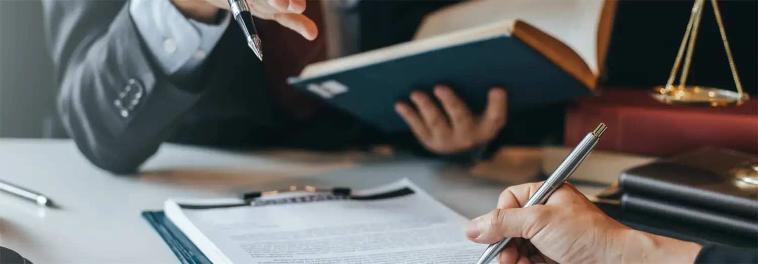 Directeur juridique de transition examinant et validant un contrat en entreprise avec des documents légaux et la balance de la justice.