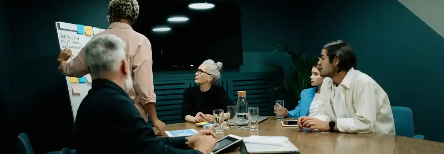 Un Directeur Marketing et Communication de transition anime un atelier collaboratif pour définir une stratégie, renforcer l’image de marque et aligner les équipes.