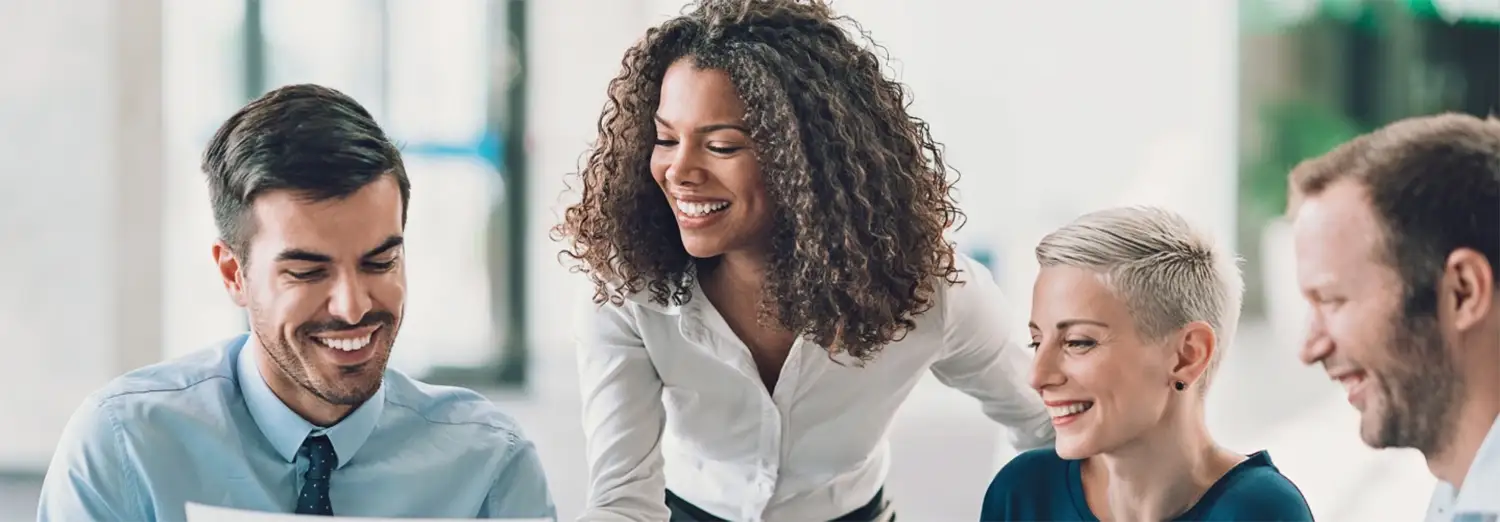 Directeur RSE de transition animant une réunion collaborative et engageant les équipes autour de la stratégie durable de l’entreprise.