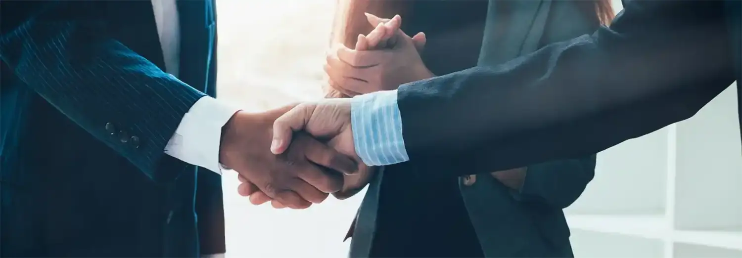 Directeur des Affaires Publiques de transition serrant la main d’un partenaire, symbolisant influence, négociation et relations institutionnelles.