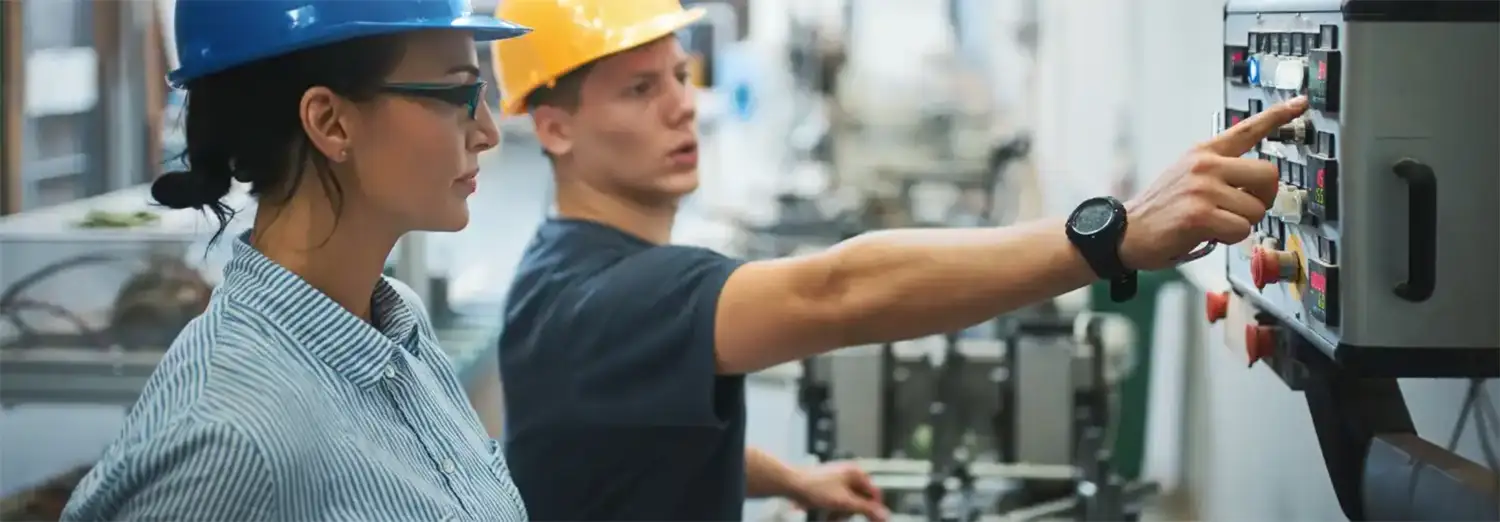 Directeur QHSE de transition sur le terrain, accompagnant une équipe de production pour contrôler la sécurité, la qualité et le respect des procédures en environnement industriel.