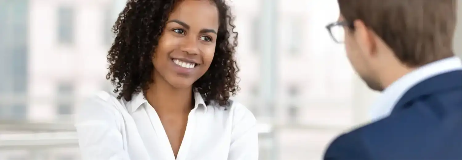 Directeur RSE de transition échangeant avec un collaborateur, incarnant le leadership responsable et le pilotage des initiatives de développement durable en entreprise.