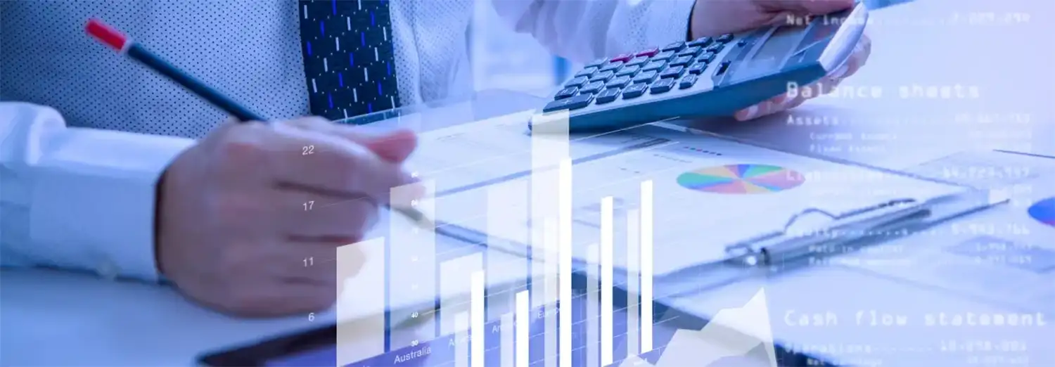 Directeur trésorerie de transition analysant des graphiques financiers et bilans de trésorerie pour sécuriser la gestion des flux de liquidités et optimiser la stratégie financière de l’entreprise.