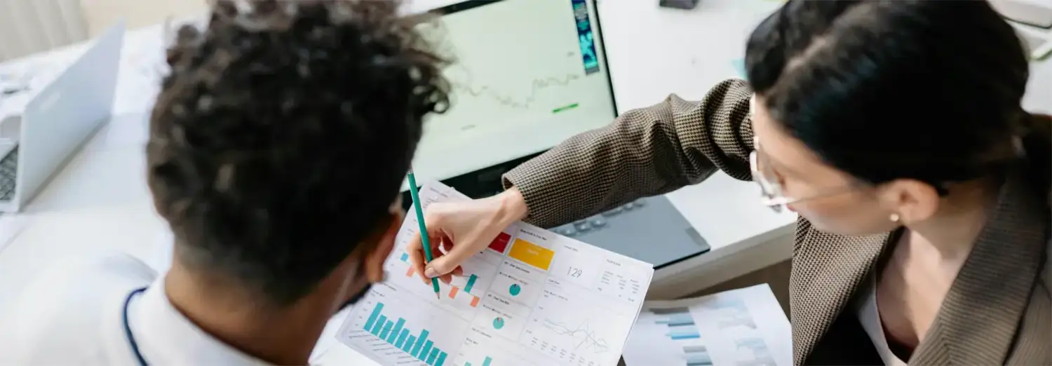 Directeur de production de transition en réunion de travail, analysant des indicateurs de performance industrielle et supervisant l’optimisation des processus de fabrication.