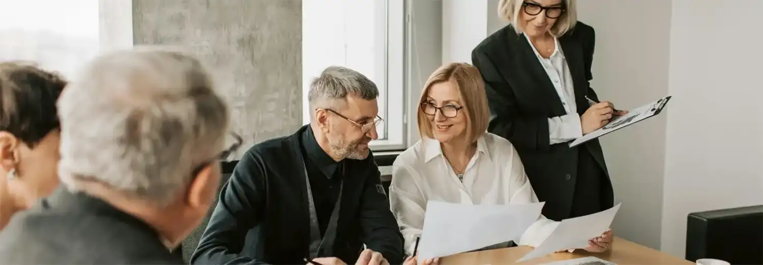 Directeur de projet ERP de transition en réunion avec son équipe, pilotant la mise en place d’un nouvel outil de gestion et accompagnant la transformation digitale de l’entreprise.