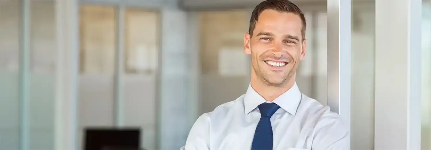 Directeur des opérations de transition souriant dans un environnement de bureau, incarnant le leadership, la coordination des équipes et le pilotage de la performance opérationnelle.