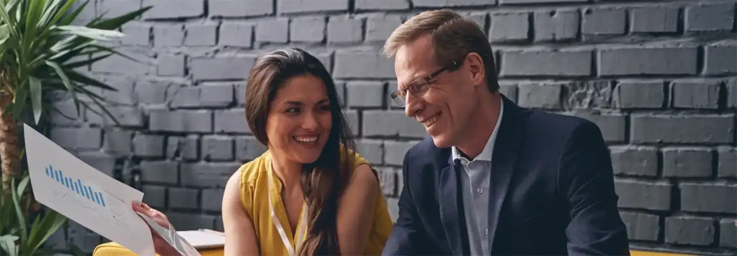 Responsable service client de transition échangeant avec une collaboratrice, analysant la satisfaction des clients et pilotant les actions d’amélioration de l’expérience client.