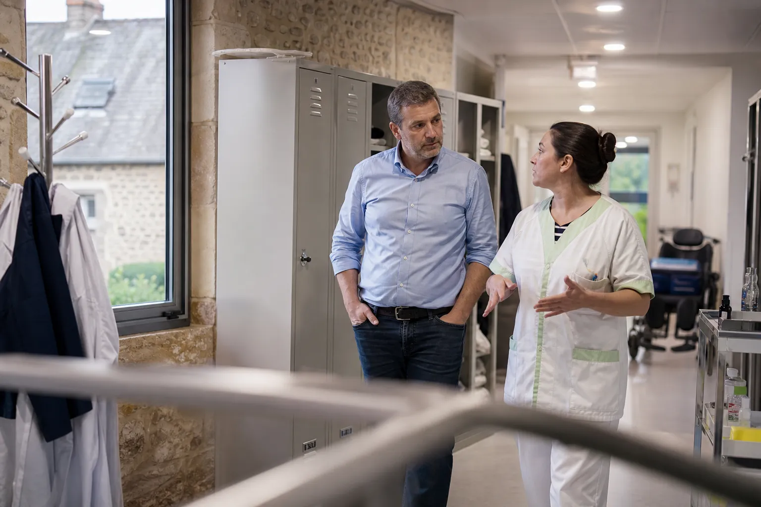 Manager RH échangeant avec une professionnelle dans un établissement médico-social normand