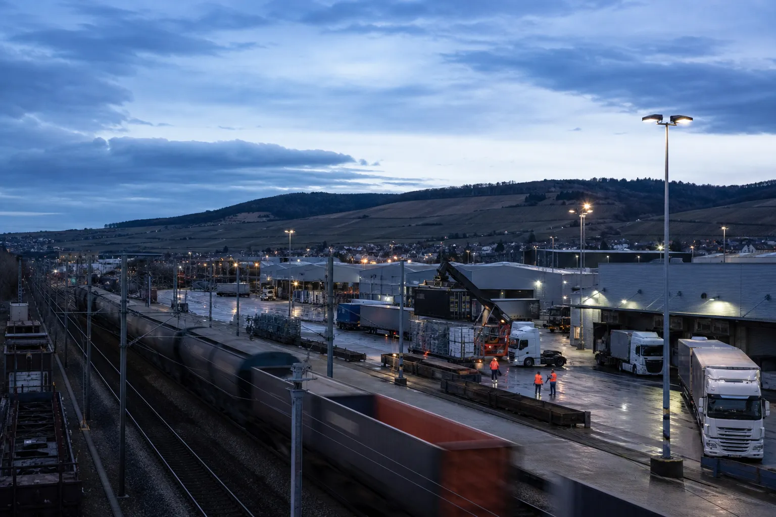 Terminal ferroviaire de fret près de Dijon, avec train, quais logistiques et paysage viticole bourguignon